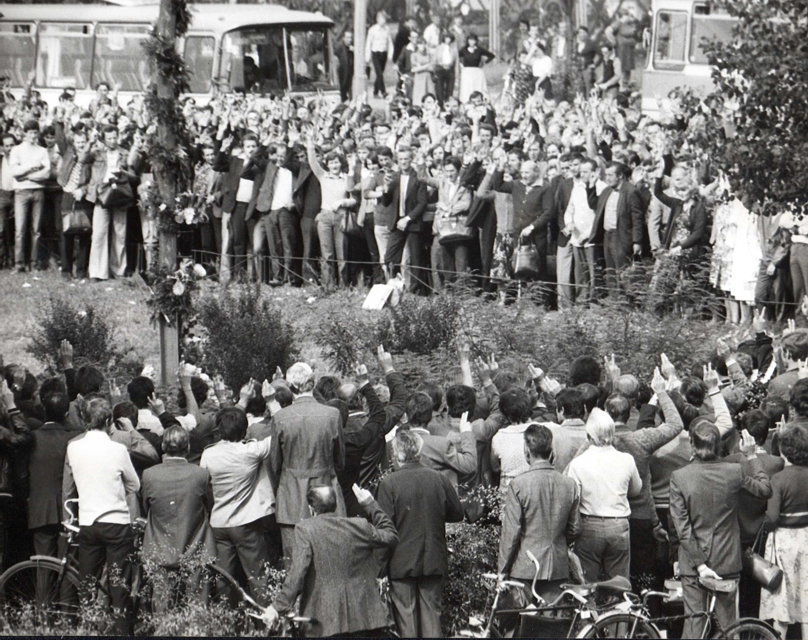 III Manifestacja "Solidarności" pod krzyżem na zajezdni HSW, fot. W. Pintal
