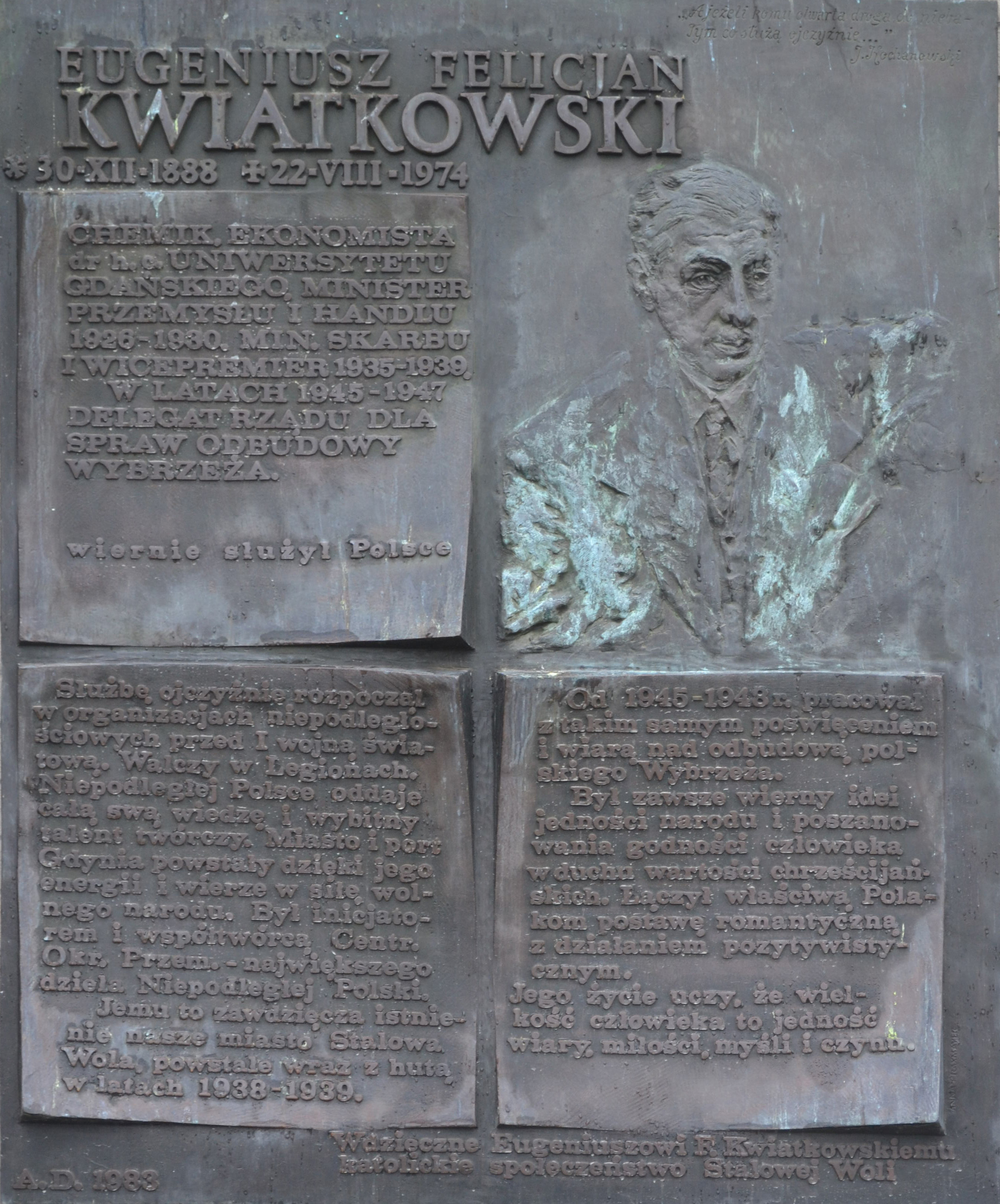 Tablica poświęcona pamięci Eugeniusza Kwiatkowskiego na fasadzie bazyliki konkatedralnej w Stalowej Woli, fot. S. Gurba